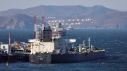 Kapal tanker minyak mentah Shun Tai terlihat berlabuh di terminal Kozmino di Teluk Nakhodka dekat kota pelabuhan Nakhodka, Rusia, 4 Desember 2022. (REUTERS/Tatiana Meel)