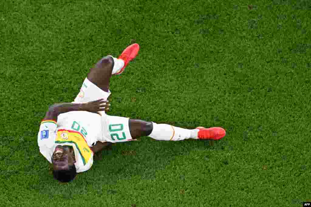 Attaquant ya Sénégal Bamba Dieng azali kobaluka na mpasi na mabele nsima na kotutana na match ya ekipi na ye na Qatar na Mondial Qatar 2022 na stade Al-Thumama, Doha, 25 novembre 2022. (Photo Kirill KUDRYAVTSEV / AFP)