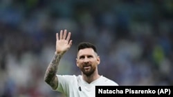 El delantero argentino Lionel Messi saluda previo a la semifinal del Mundial contra Croacia, el 13 de diciembre de 2022, en Lusail, Qatar.