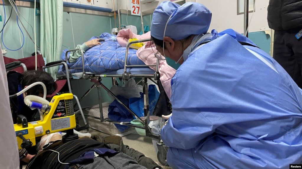 上海一家医院急诊室的一名医生正在给一名躺在地上的新冠病人进行心肺复苏。（2023年1月5日）(photo:VOA)