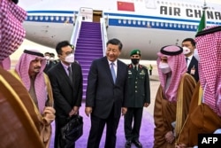 沙特阿拉伯領導人與王室重要成員在利雅得哈利德國王國際機場迎接抵達的中國領導人習近平。（2022年12月7日）