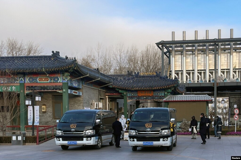 北京一家火葬场的工作人员正在灵车旁工作。（2022年12月17日）(photo:VOA)