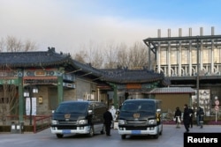 北京一家火葬场的工作人员正在灵车旁工作。（2022年12月17日）