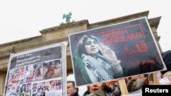 지난 10일 독일 베를린에서 마흐사 아미니의 죽음에 대한 항의 시위가 벌어지고 있다.