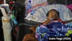 Azka Maulana Malik (5) ditemukan selamat setelah terjebak tiga hari dua malam di reruntuhan rumahnya saat gempa berkukatan 5.6 magnitudo mengguncang wilayah Cianjur pada Senin (21/11). (Foto: VOA/Indra Yoga)

