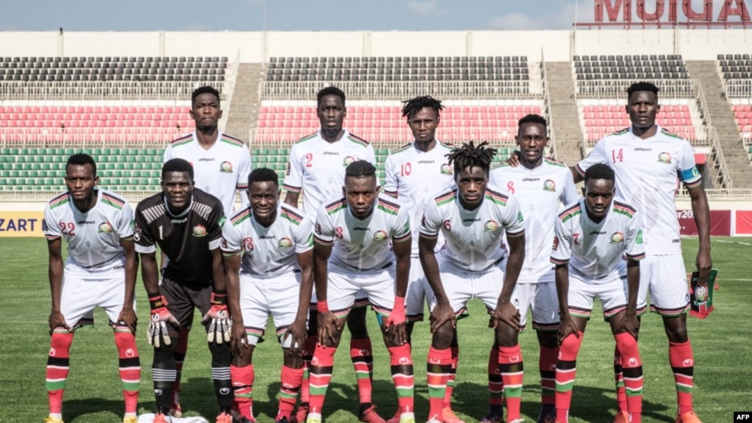 Les joueurs du Kenya posent avant le match de qualification pour la Coupe du monde 2022 entre le Kenya et le Mali au stade national Nyayo de Nairobi, le 10 octobre 2021. (Photo Yasuyoshi CHIBA / AFP)