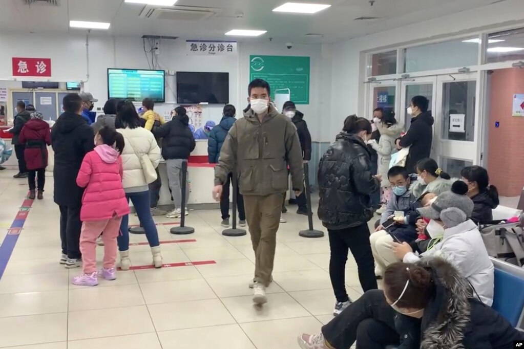 北京一家儿童医院等候就医的病患和家属。（2022年12月14日）(photo:VOA)