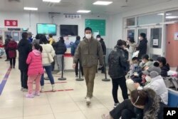 北京一家儿童医院等候就医的病患和家属。（2022年12月14日）