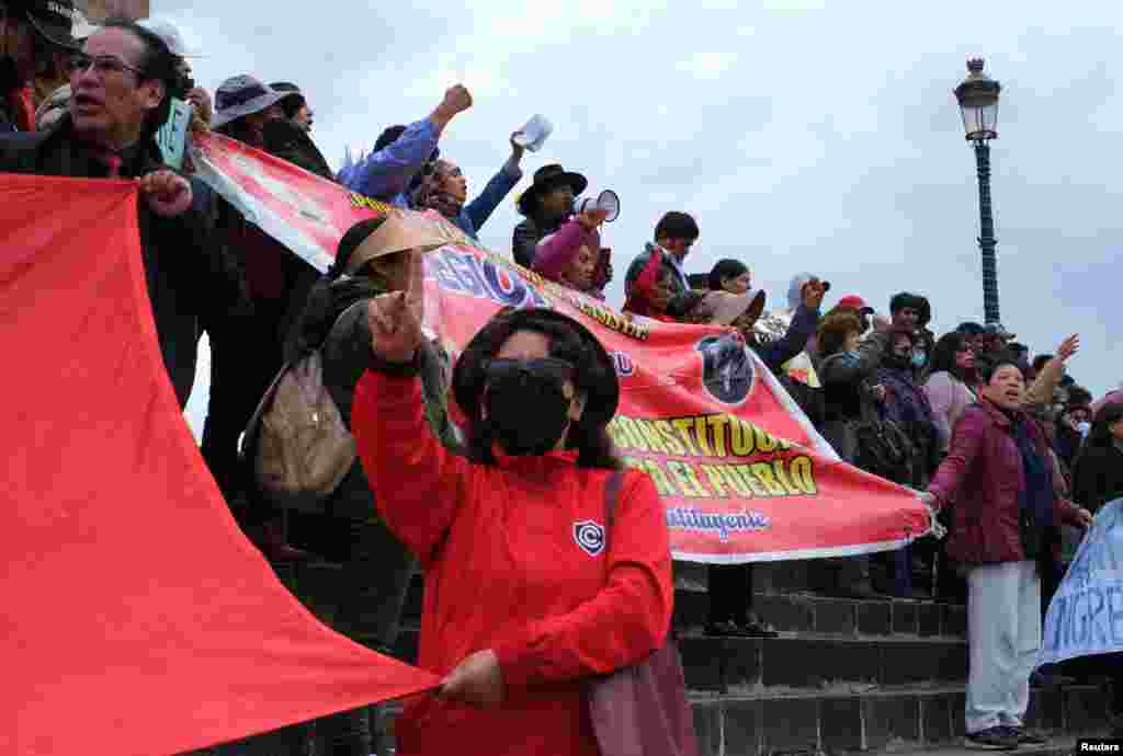 Manifestantes protestaron también en Cuzco, Perú, el 12 de diciembre de 2022. Muchos de ellos partidarios del destituido expresidente Pedro Castillo, han exigido durante días que se celebren elecciones en lugar de permitir que la nueva mandataria Dina Boluarte permanezca en el poder hasta que finalice el mandato de Castillo en 2026.&nbsp;