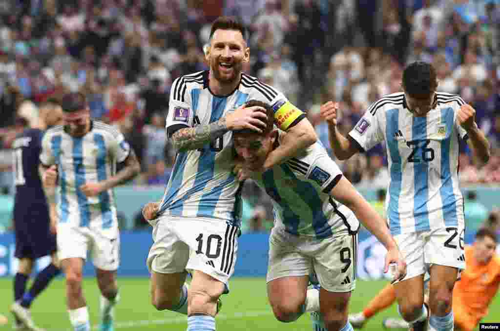 Jogadores da Argentina Lionel Messi (10) e Julian Alvarez (9) celebram o golo de Alvarez frente à Croácia, no jogo das meias-finais do Mundial do Qatar. 13 Dez, 2022