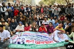 Aktivis Partai Nasionalis Bangladesh (BNP) meneriakkan slogan-slogan dalam aksi unjuk rasa anti-pemerintah di Dhaka, 11 Januari 2023. (Munir uz zaman / AFP)