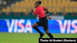 Salima Mukansanga, 34 ans, était l'une des trois femmes sur la liste des 36 arbitres choisis par la Fifa pour participer à la Coupe du monde 2022 au Qatar.