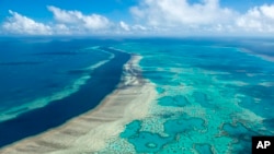 FILE - "The Great Barrier Reef" dekat Whitsunday, Australia, dilihat dari udara. (Jumbo Aerial Photography/Great Barrier Reef Marine Park Authority via AP )