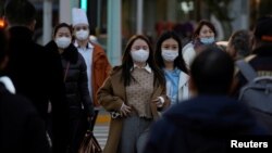 上海街头戴着口罩的市民 （2022年12月6日）