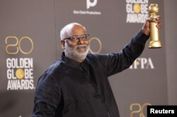 M. M. Keeravani berpose dengan pialanya sebagai peraih penghargaan Golden Globe ke-80 untuk tema film orisinal terbaik lewat "Naatu Naatu" film "RRR" di Beverly Hills, California, AS, 10 Januari 2023. (REUTERS/Mario Anzuoni)