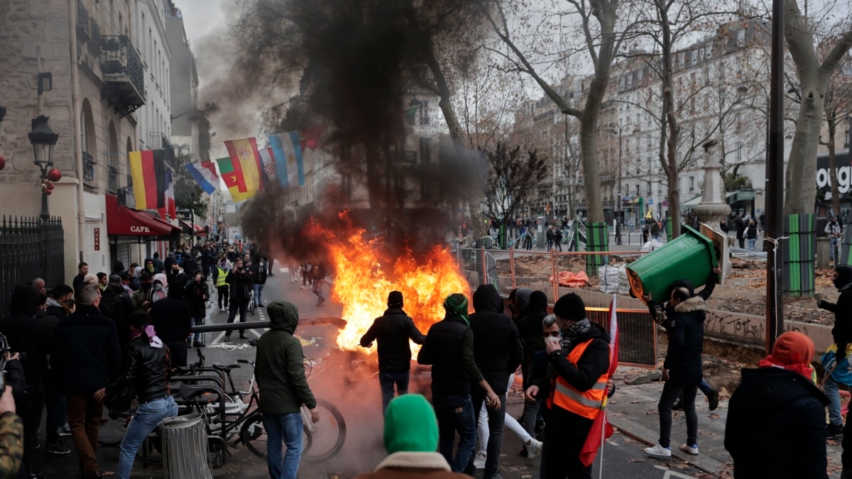 Kurds Clash with Paris Police for 2nd Day After Killings
