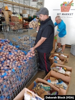 Leo Delgado, menadžer skladišta organizacije "Hrana za druge" pomaže u pakovanju hrane pred Dan zahvalnosti.