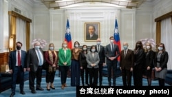 2022年12月20日，台灣總統蔡英文在總統府同來訪的歐洲議會國貿委員會（INTA）官方代表團合影。