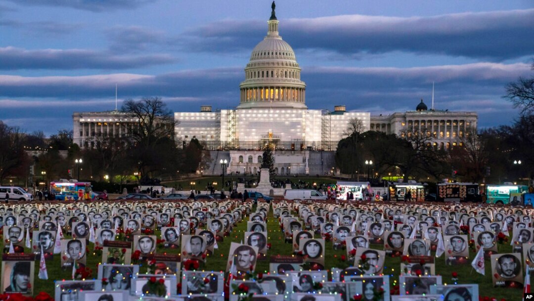 Gedung Capitol di National Mall, Washington, D.C., Sabtu, 17 Desember 2022, menjadi latar belakang acara penghormatan warga Iran yang diduga dibunuh oleh pemerintah mereka dalam aksi solidaritas untuk mendukung protes yang sedang berlangsung di Iran. (AP Photo/Nathan Howard)
