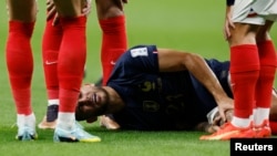 El jugador francés Lucas Hernández cae al suelo tras un golpe en el partido contra Australia.