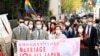 Kläger und Unterstützer gehen am 30. November 2022 zum Bezirksgericht Tokio in Tokio, Japan, dem Tag, an dem der Bezirk Tokio das Fehlen von Gesetzen zum Schutz des Rechts gleichgeschlechtlicher Paare auf Ehe und Familiengründung in Japan für verfassungswidrig erklärte. Gericht.