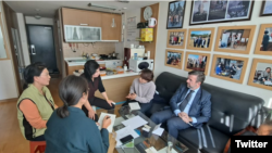 제임스 히넌 서울 유엔인권사무소장이 23일 서울에 있는 6·25국군포로가족회 사무실을 방문, 한국전쟁 국군포로 가족 단체를 만나 국군포로 문제 해결 방안을 논의했다며 트위터에 사진을 공개했다. 사진 = UN Human Rights in Seoul / Twitter.