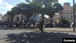 Personas esperan en un parque cercano a la Embajada de EEUU en La Habana para entrar a sus entrevistas, en el primer día del reinicio del trámite de visados de inmigrante después de cinco años, el 4 de enero de 2022.