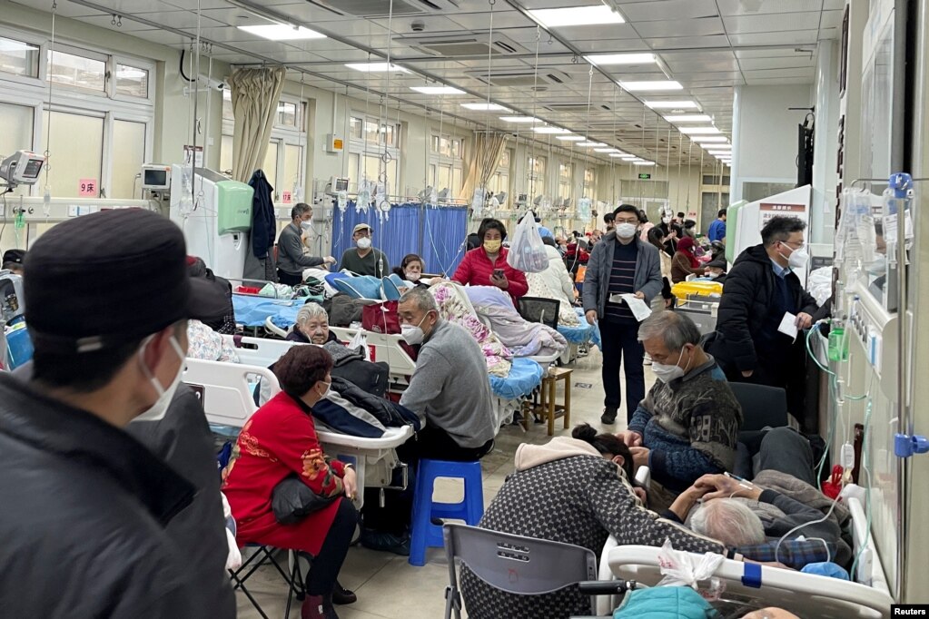 资料照：上海一家医院急诊室里的新冠病人 （2023年1月4日）(photo:VOA)