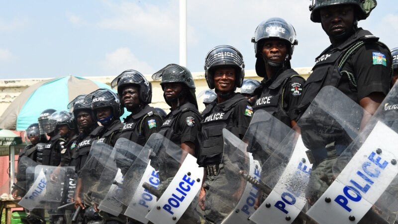 Des hommes armés tuent trois policiers nigérians et kidnappent un directeur d'entreprise