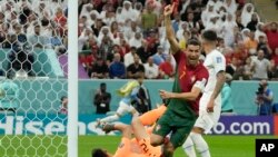 Vedet Potige Cristiano Ronaldo selebre gol ekip li make pandan match Gwoup H yo kont Urugwe nan Mondyal Foutbol Qatar la, 28 Nov. 2022.
