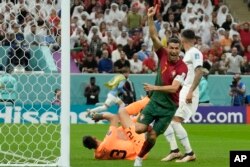 Cristiano Ronaldo saat berhasil menyarangkan sebuah gol saat pertandingan antara Portugal dan Uruguay, di Stadion Lusail di Lusail, Qatar, Senin, 28 November 2022. (Foto: AP/Themba Hadebe)