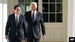 El presidente Joe Biden y el primer ministro japonés, Fumio Kishida, caminan por la columnata de la Casa Blanca, el 13 de enero de 2023.