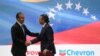 El ministro de Petróleo de Venezuela, Tareck El Aissami (izq) estrecha la mano del presidente de Chevron en Venezuela, Javier La Rosa, el 2 de diciembre de 2022.