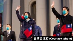 2023年元月一日，台湾总统蔡英文（中）和副总统赖清德(右)在台北总统府前参加升旗仪式。