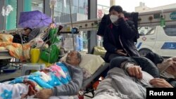 上海一家医院急诊室内收住的新冠病人。（2023年1月5日）