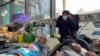 上海一家醫院急診室內收住的新冠病人。（2023年1月5日）