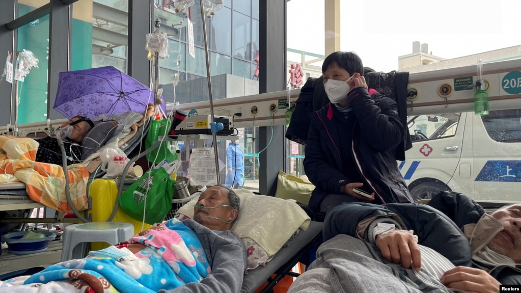 上海一家医院急诊室内收住的新冠病人。（2023年1月5日）(photo:VOA)