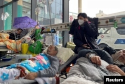 上海一家医院急诊室内收住的新冠病人。（2023年1月5日）