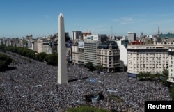 Argentinos celebran la victoria de Argentina en el Mundial en el Obelisco, en Buenos Aires.