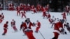 Ratusan Sinterklas Main Ski untuk Galang Dana di AS