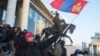 蒙古国示威者在首都乌兰巴托国家大厦前挥舞国旗抗议蒙古与中国的煤炭贸易腐败 (2022年12月5日)