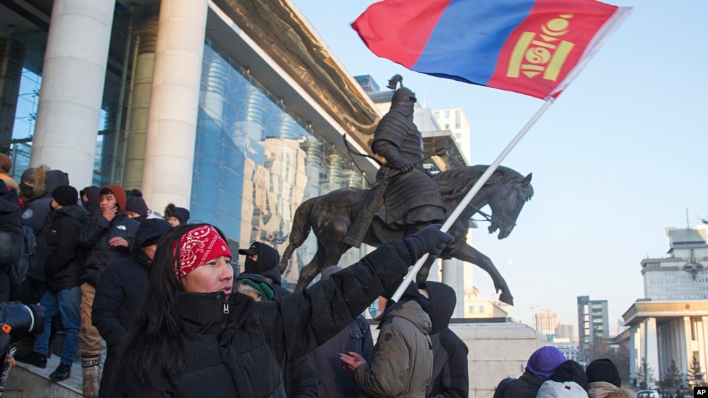蒙古国示威者在首都乌兰巴托国家大厦前挥舞国旗抗议蒙古与中国的煤炭贸易腐败 (2022年12月5日)(photo:VOA)