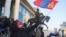 蒙古国示威者在首都乌兰巴托国家大厦前挥舞国旗抗议蒙古与中国的煤炭贸易腐败 (2022年12月5日)
