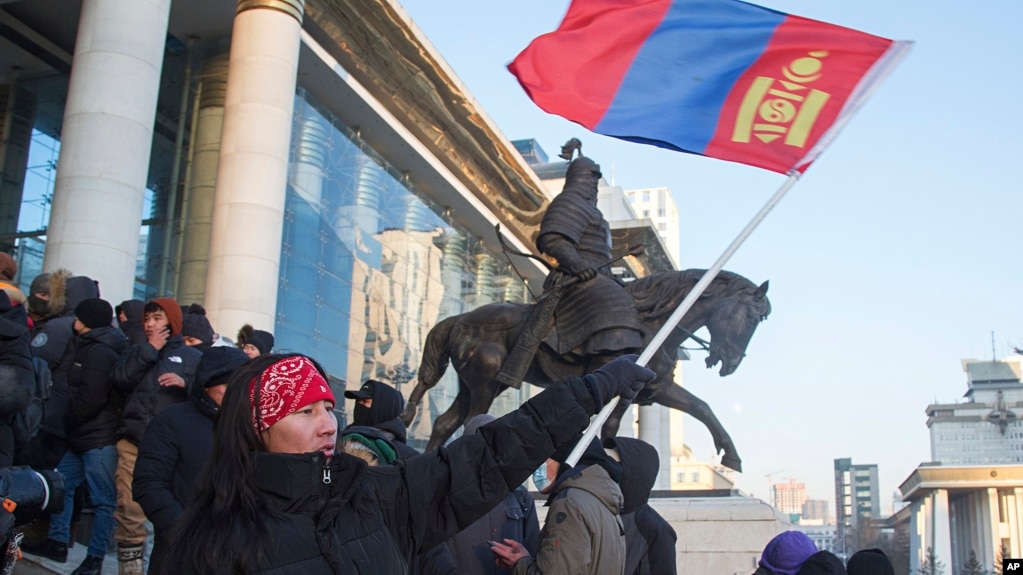 蒙古国示威者在首都乌兰巴托国家宫前挥舞国旗抗议与中国相关的一起煤炭交易腐败丑闻。（2022年12月5日）(photo:VOA)