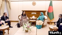 ব্রিটিশ অল-পার্টি পার্লামেন্টারি গ্রুপের এমপিদের সঙ্গে তাঁর কার্যালয়ে প্রধানমন্ত্রী শেখ হাসিনা