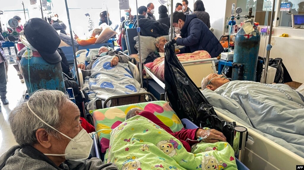 上海瑞金医院里的老年病人。（2023年1月3日）(photo:VOA)