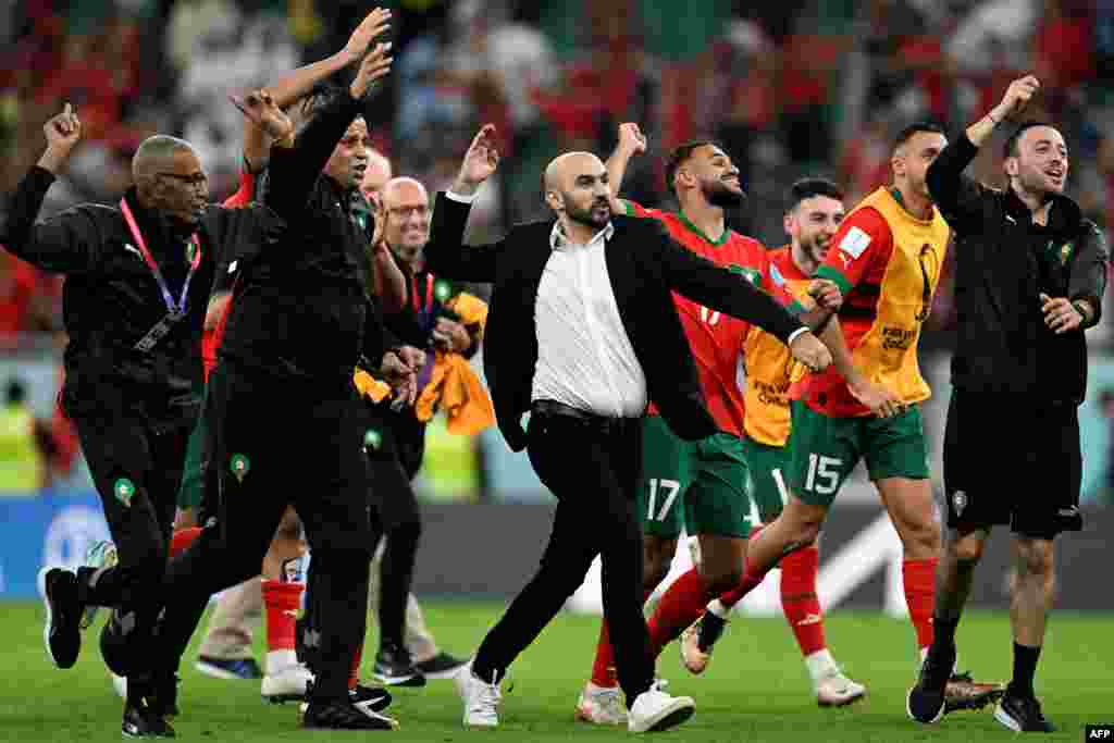 Coach #00 Walid Regragu (V) azali kosepela na basani ya ekiipi na ye ya Maroc nsima na kolongola Portugal na 1/4 ya Modial Qatar 2022 ma stade Al-Thumama, Doha, 10 décembre 2022. (Photo by PATRICIA DE MELO MOREIRA / AFP)