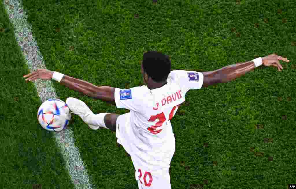 Attaquant ya Canada #20 Jonathan David abeti ndembo na match na Belgique ya groupe F ya Mondial Qatar 2022 na stade Ahmad Bin Ali. Al-Rayyan, Doha, 23 novembre 2022. (Photo Antonin THUILLIER / AFP)