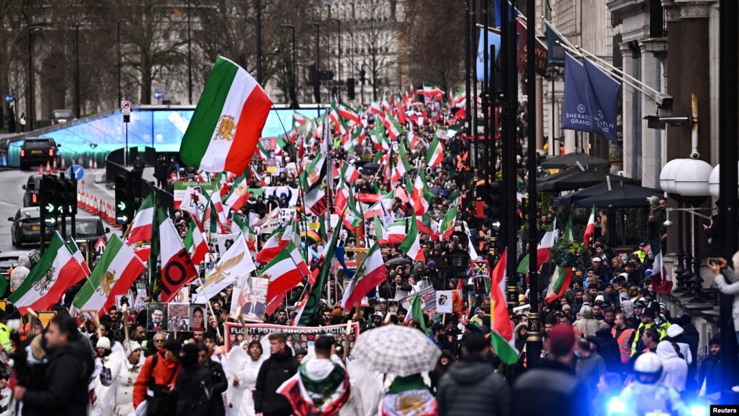 Aksi solidaritas menentang eksekusi hukuman mati bagi demonstran Iran di London, Inggris 8 Januari 2023. REUTERS/Dylan Martinez