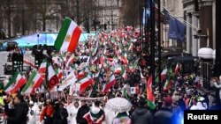 Aksi solidaritas menentang eksekusi hukuman mati bagi demonstran Iran di London, Inggris 8 Januari 2023. REUTERS/Dylan Martinez